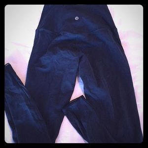 Wunder Under navy blue leggings with mesh back